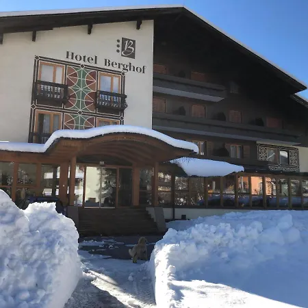 ホテル Berghof ベルク・イム・ドラウタール